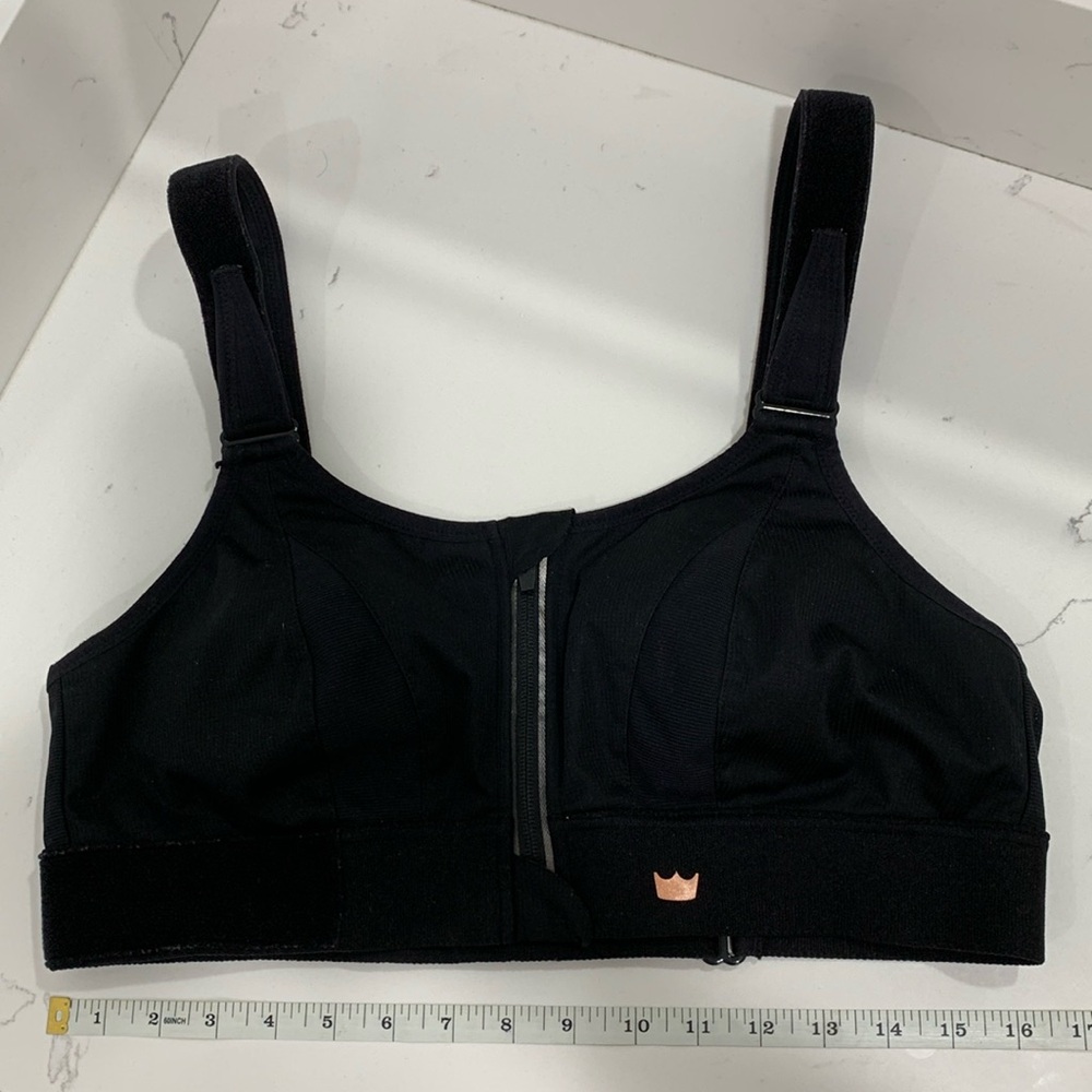 Shefit Ultimate sports bra Luxe in black.